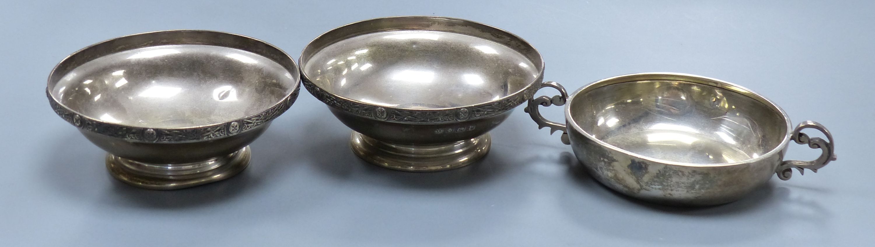 A pair of George VI silver pedestal nut dishes, Birmingham, 1939, 10.8cm and a similar two handled dish